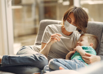 Mamă care are grijă de copilul răcit. Foto: freepik.com / prostooleh