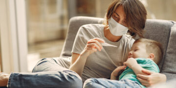 Mamă care are grijă de copilul răcit. Foto: freepik.com / prostooleh