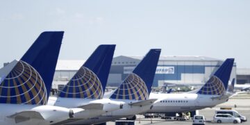 O companie aeriană le cere angajaților să se vaccineze anti-COVID-19, altfel vor fi concediați