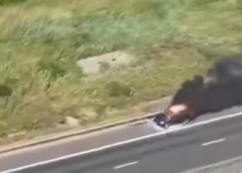 Mașină arde ca o torță pe Autostrada Soarelui. Foto: Antena3.ro