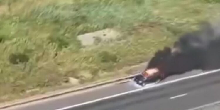 Mașină arde ca o torță pe Autostrada Soarelui. Foto: Antena3.ro