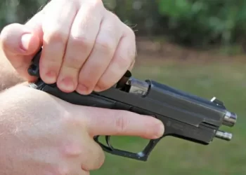 Bailesti-amenintare-cu-pistol