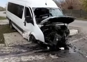 VIDEO / Un microbuz cu 10 persoane a intrat într-un cap de pod, în județul Olt