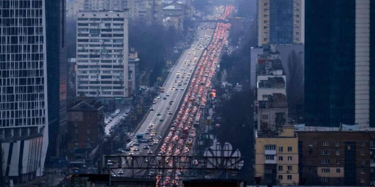 Kiev-oamenii-fug-din-oras