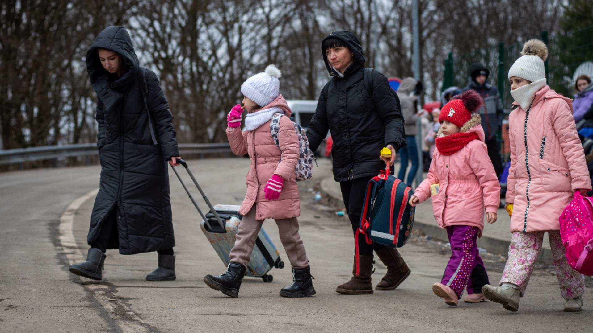 Salvaţi Copiii avertizează asupra riscurilor la care sunt supuşi copiii  refugiaţi din Ucraina - InfoToday