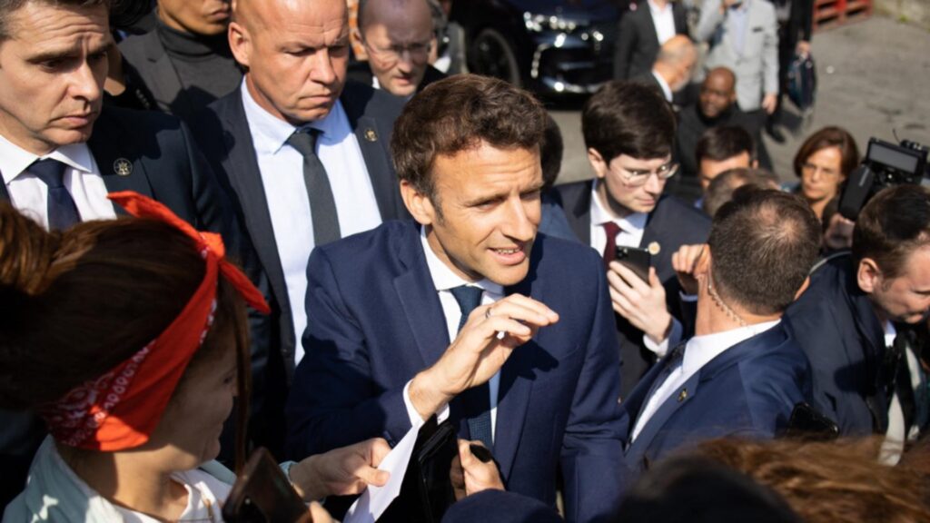 Macron-atacat-cu-rosii