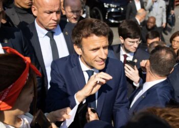 Macron-atacat-cu-rosii