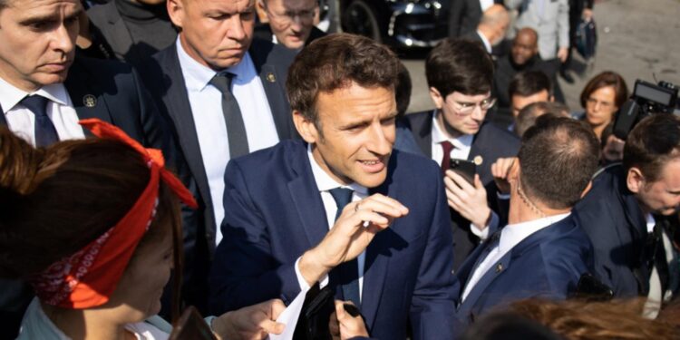 Macron-atacat-cu-rosii