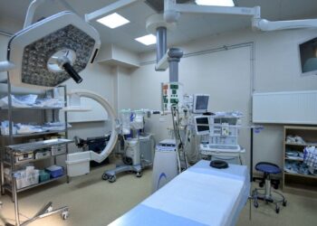 pacient-medic-luat-foc-sala-operatie