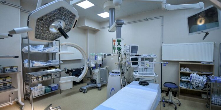 pacient-medic-luat-foc-sala-operatie