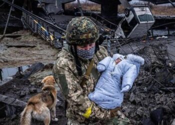 soldat-salveaza-copil-ucraina