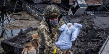 soldat-salveaza-copil-ucraina