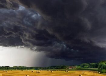 Cod portocaliu de furtuni în România! Avertizare meteo pentru trei județe