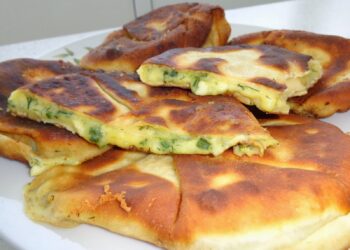 placinta-cu-branza-si-ceapa-verde-tigaie