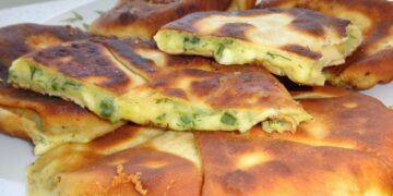 placinta-cu-branza-si-ceapa-verde-tigaie