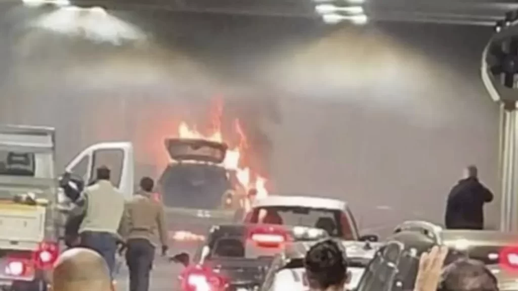 masina-arde-pasajul-unirii
