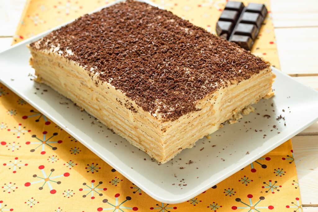 Prăjitură fără coacere cu budincă de vanilie și biscuiți
