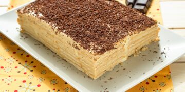 Prăjitură fără coacere cu budincă de vanilie și biscuiți