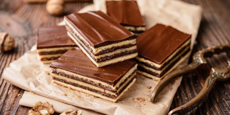 Prăjitură-cu-foi-și-cremă-de-cacao