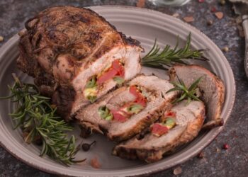 rulada-de-porc-cu-ardei-si-cascaval