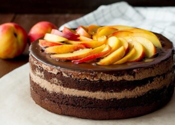 Tort-cu-nectarine-și-cremă-de-ciocolată