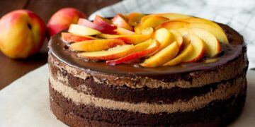 Tort-cu-nectarine-și-cremă-de-ciocolată