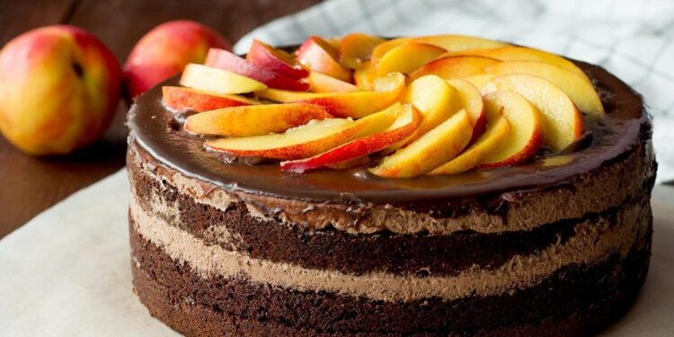 Tort-cu-nectarine-și-cremă-de-ciocolată