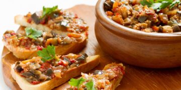 Salată-de-vinete-cu-ardei-și-usturoi