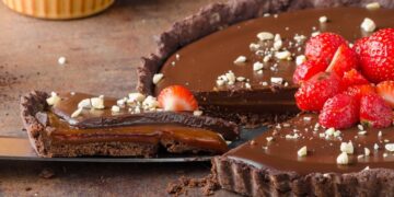 Tartă-cu-ciocolată-și-caramel-sărat