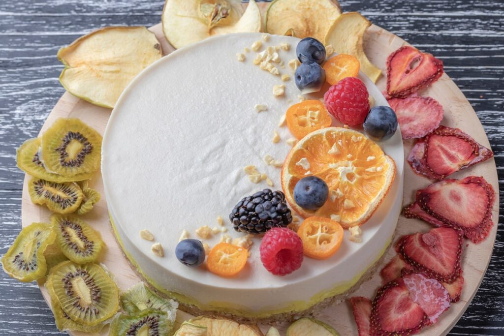 Tort-fără-coacere-cu-ciocolată-albă-și-fructe