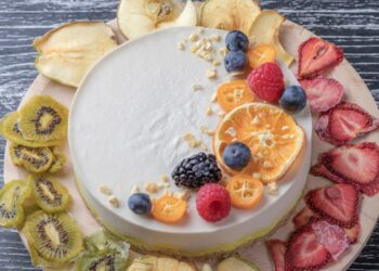 Tort-fără-coacere-cu-ciocolată-albă-și-fructe