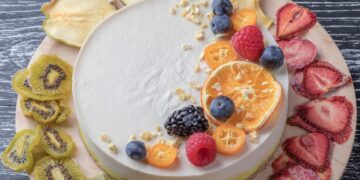 Tort-fără-coacere-cu-ciocolată-albă-și-fructe