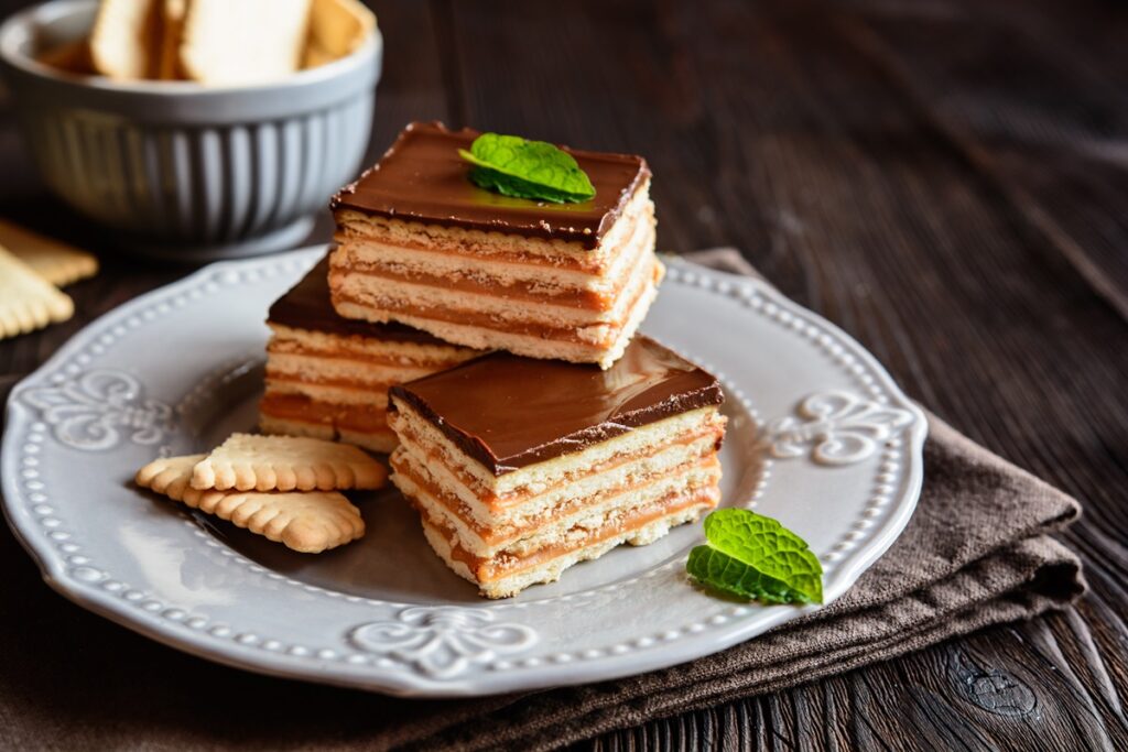 Prăjitură-fără-coacere-cu-biscuiți-și-cremă-caramel