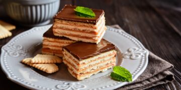 Prăjitură-fără-coacere-cu-biscuiți-și-cremă-caramel