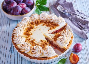 tarta-cu-prune-si-bezea