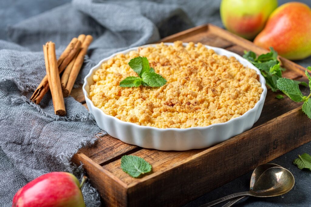 Crumble-cu-mere-și-scorțișoară