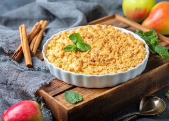 Crumble-cu-mere-și-scorțișoară