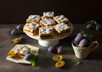 Plăcintă-cu-prune-și-griș