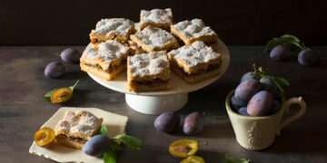 Plăcintă-cu-prune-și-griș