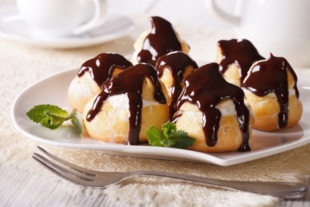 Profiterol-cu-vanilie-și-ciocolată