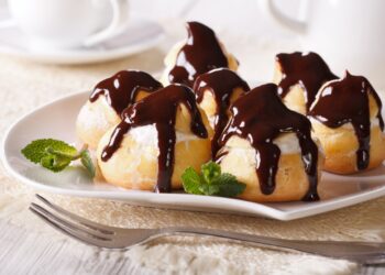 Profiterol-cu-vanilie-și-ciocolată