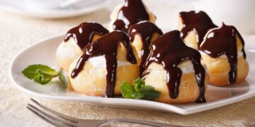 Profiterol-cu-vanilie-și-ciocolată