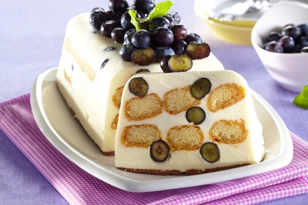 Prăjitură-din-pișcoturi-cu-cremă-de-mascarpone