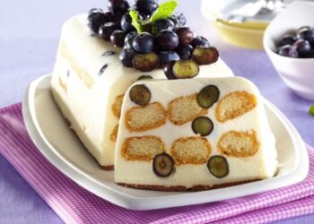 Prăjitură-din-pișcoturi-cu-cremă-de-mascarpone