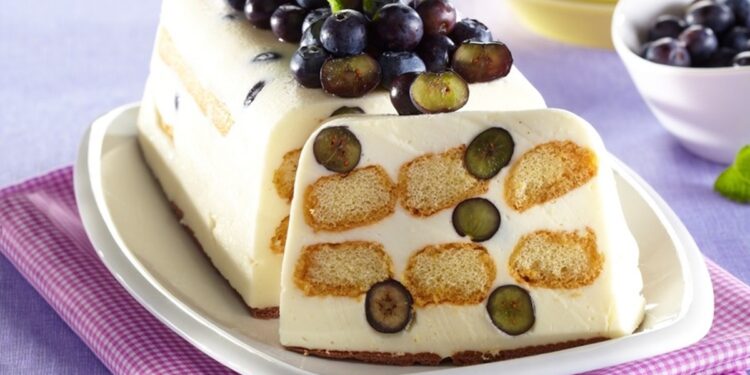 Prăjitură-din-pișcoturi-cu-cremă-de-mascarpone