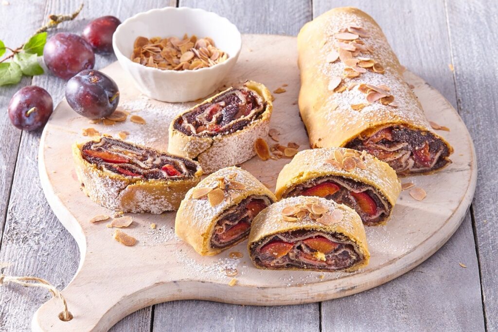 Ștrudel-cu-prune-și-cremă-de-mac