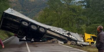 tir-rasturnat-valea-oltului
