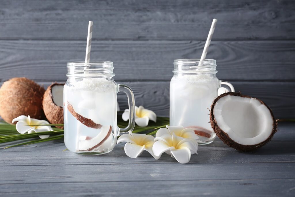 beneficiile-apei-de-cocos