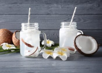 beneficiile-apei-de-cocos
