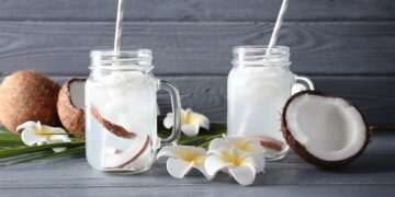 beneficiile-apei-de-cocos
